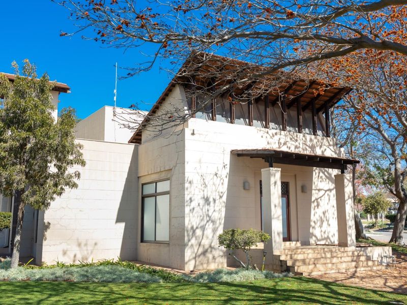 Modern 4-Bedroom Double Story in Thornhill - Photo 8