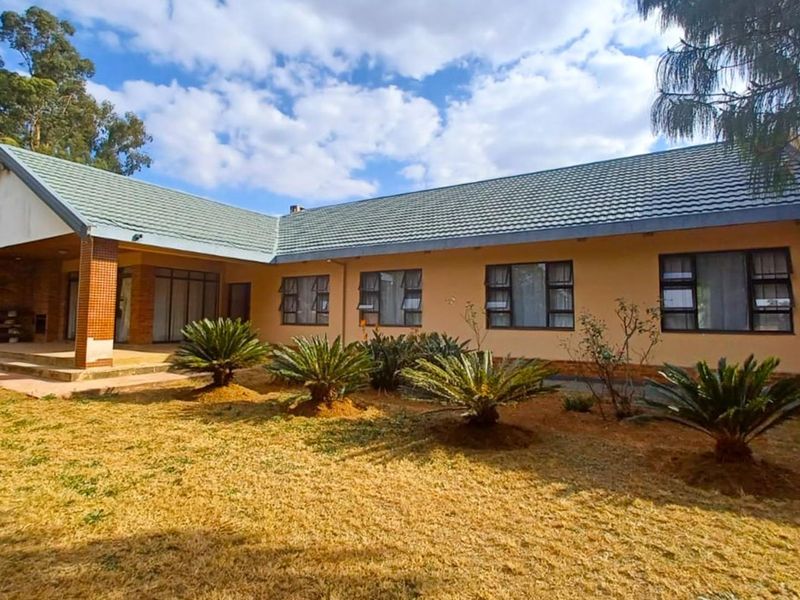Spacious 6-bedrooms family home with  picturesque views, a perfect family home! - Photo 2