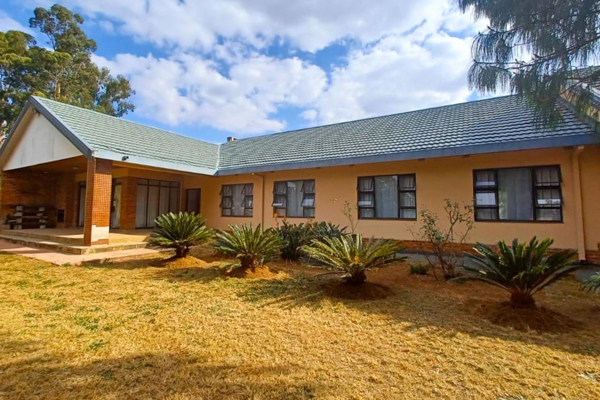 Spacious 6-bedrooms family home with  picturesque views, a perfect family home! - Photo 2