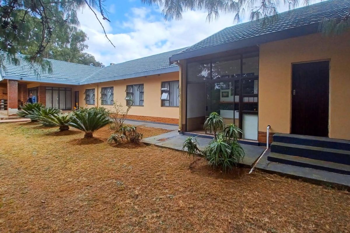 Spacious 6-bedrooms family home with  picturesque views, a perfect family home! - Photo 4