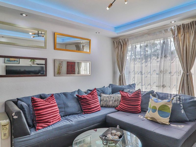 Townhouse For Sale in Magaliesberg Country Estate Amandasig Akasia Gauteng - Photo 5