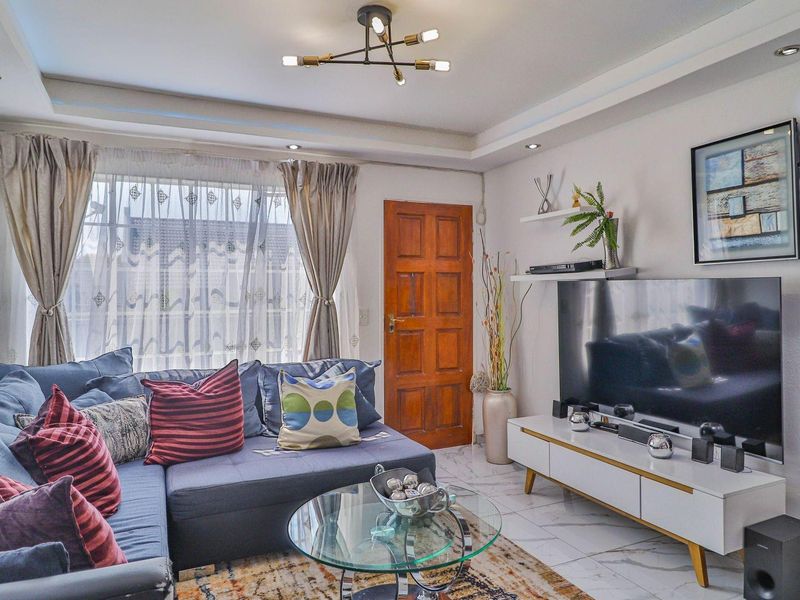 Townhouse For Sale in Magaliesberg Country Estate Amandasig Akasia Gauteng - Photo 4