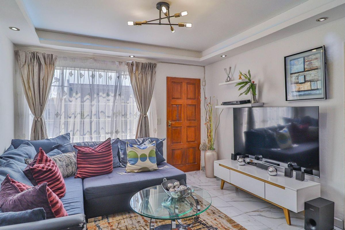 Townhouse For Sale in Magaliesberg Country Estate Amandasig Akasia Gauteng - Photo 4