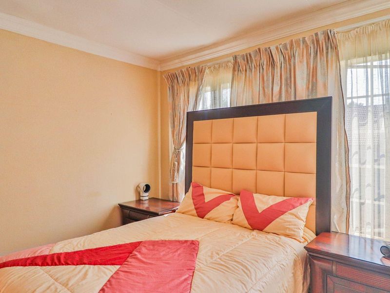 Townhouse For Sale in Magaliesberg Country Estate Amandasig Akasia Gauteng - Photo 9