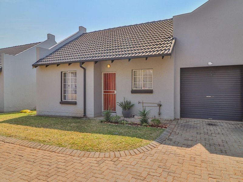 Townhouse For Sale in Magaliesberg Country Estate Amandasig Akasia Gauteng - Photo 1