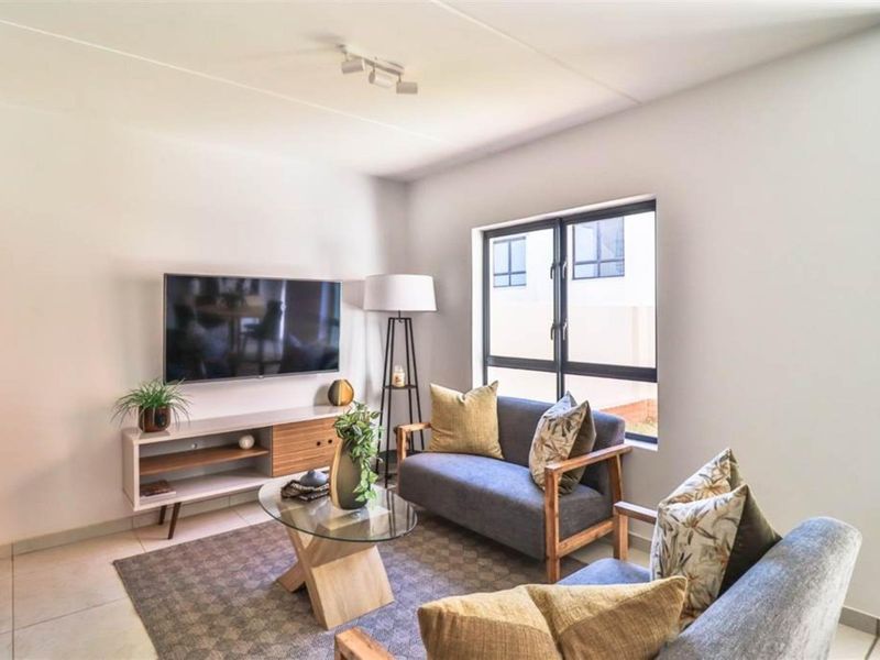 Townhouse For Sale in Wilgeheuwel Roodepoort - Photo 3