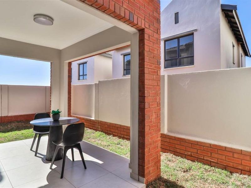 Townhouse For Sale in Wilgeheuwel Roodepoort - Photo 6
