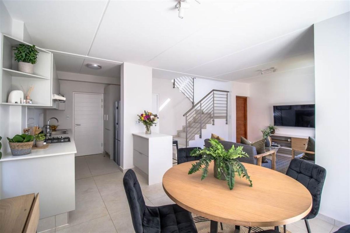 Townhouse For Sale in Wilgeheuwel Roodepoort - Photo 2