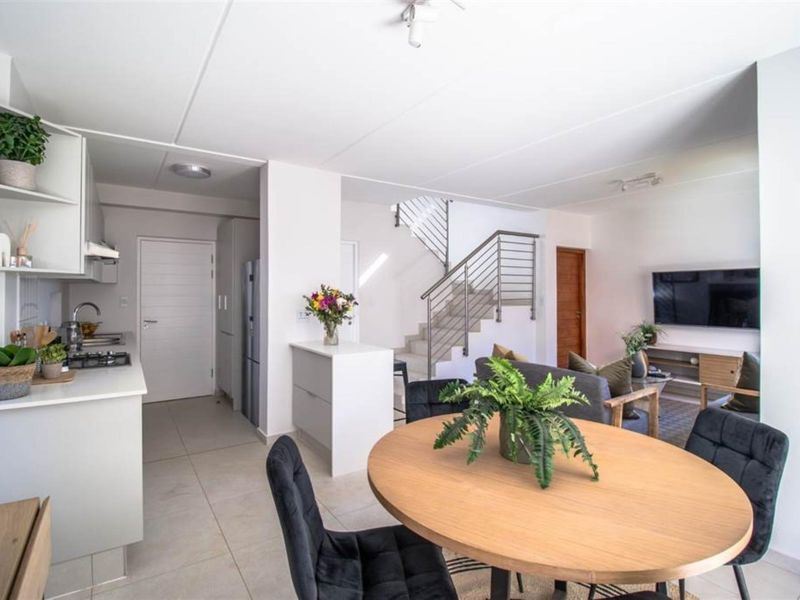 Townhouse For Sale in Wilgeheuwel Roodepoort - Photo 2