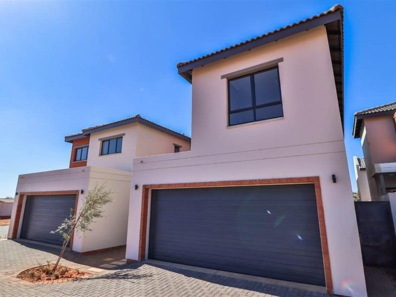 Townhouse For Sale in Wilgeheuwel Roodepoort - Photo 1