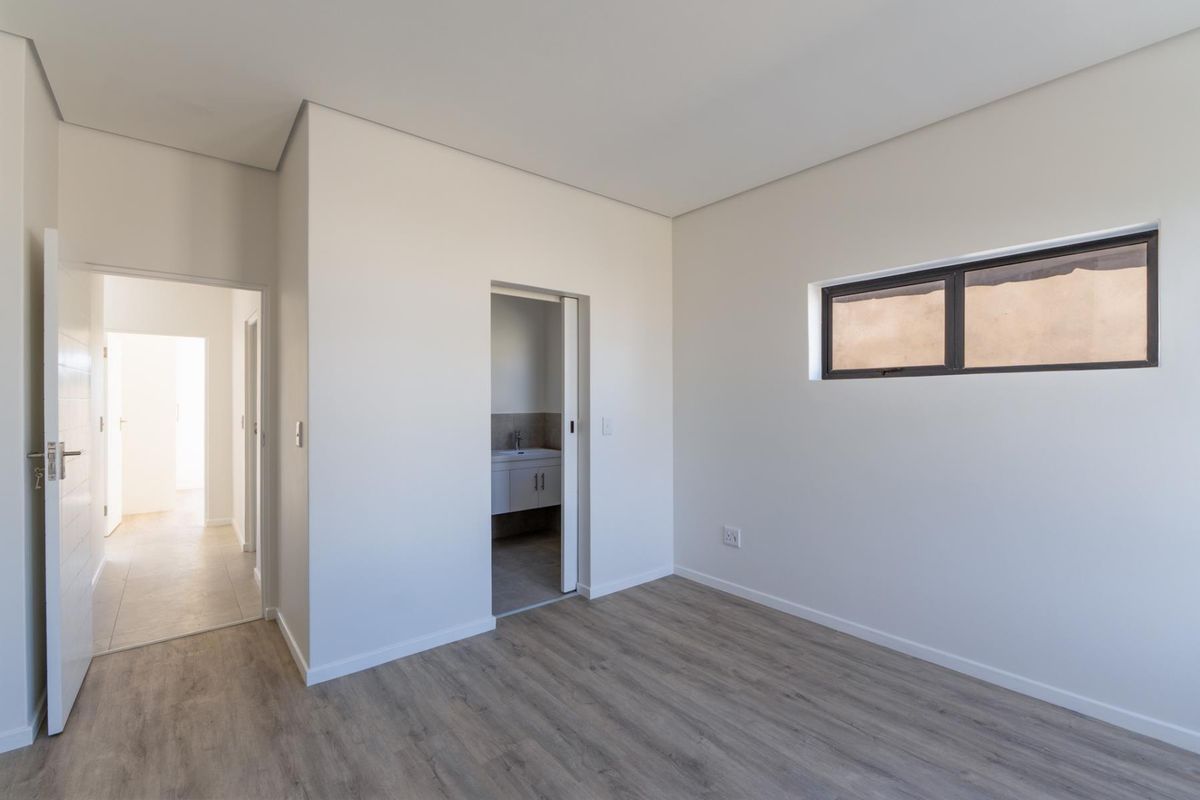 Modern Living in Honeydew Country Estate: 2 Bedrooms, 2 Bathrooms! - Photo 3