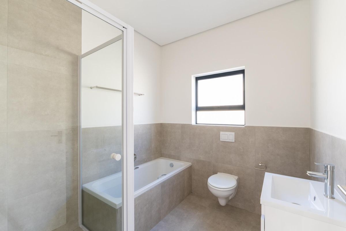 Modern Living in Honeydew Country Estate: 2 Bedrooms, 2 Bathrooms! - Photo 5