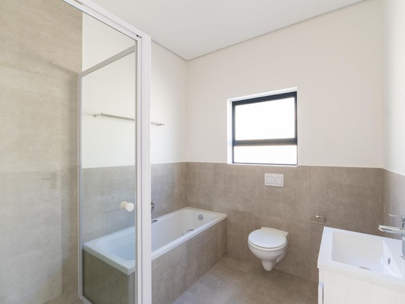 Modern Living in Honeydew Country Estate: 2 Bedrooms, 2 Bathrooms! - Photo 5