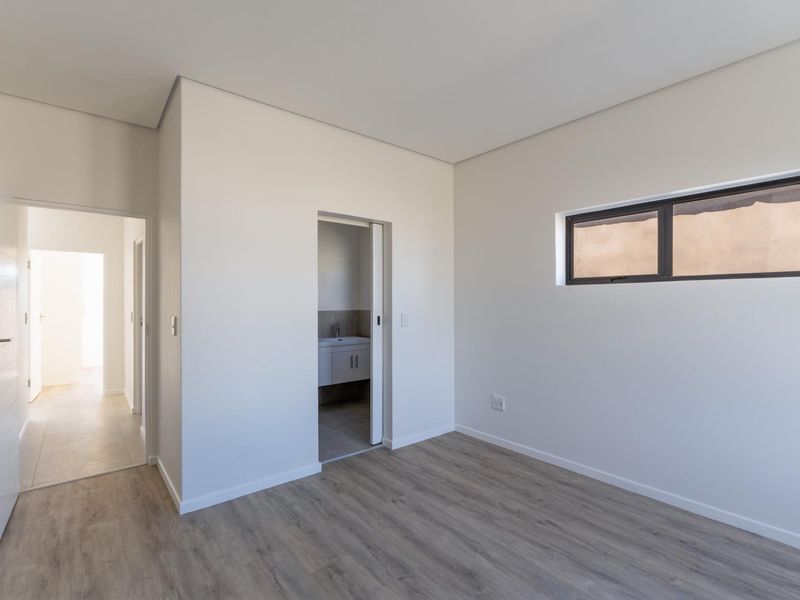 Modern Living in Honeydew Country Estate: 2 Bedrooms, 2 Bathrooms! - Photo 3