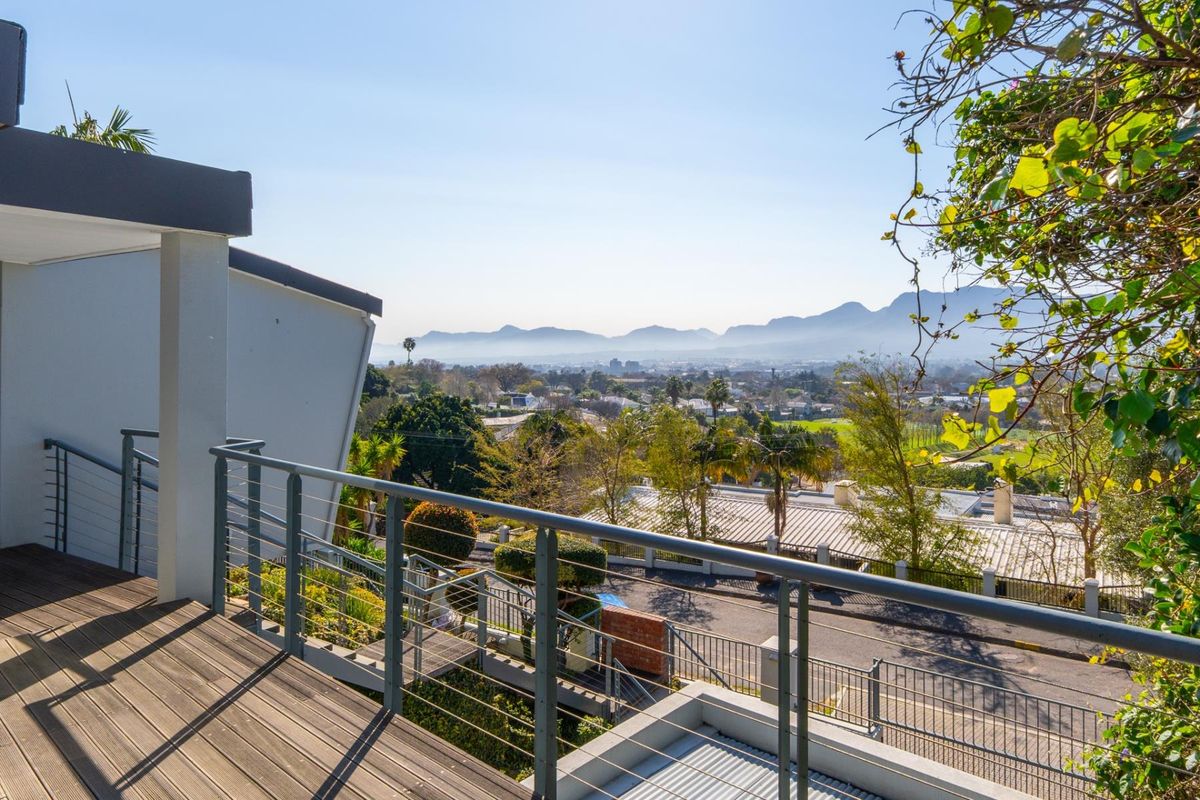 A Rare Find in Paarl – Luxury Living with Iconic Mountain Views - Photo 3