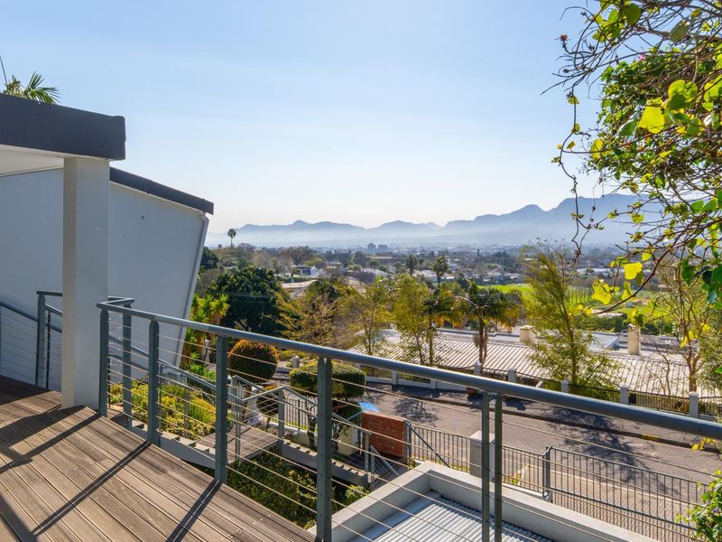A Rare Find in Paarl – Luxury Living with Iconic Mountain Views - Photo 3