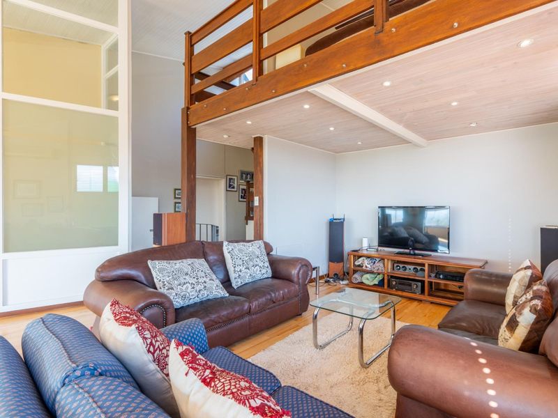 A Rare Find in Paarl – Luxury Living with Iconic Mountain Views - Photo 8