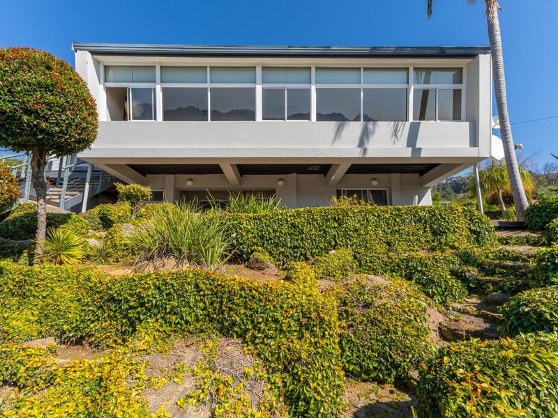 A Rare Find in Paarl – Luxury Living with Iconic Mountain Views - Photo 2