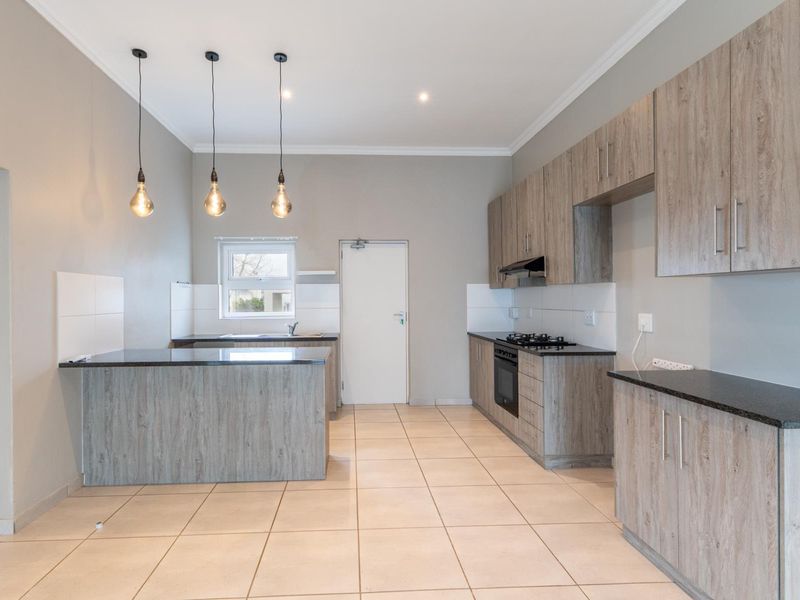Modern 3-Bedroom Family Home to Rent in Secure Estate - Photo 8