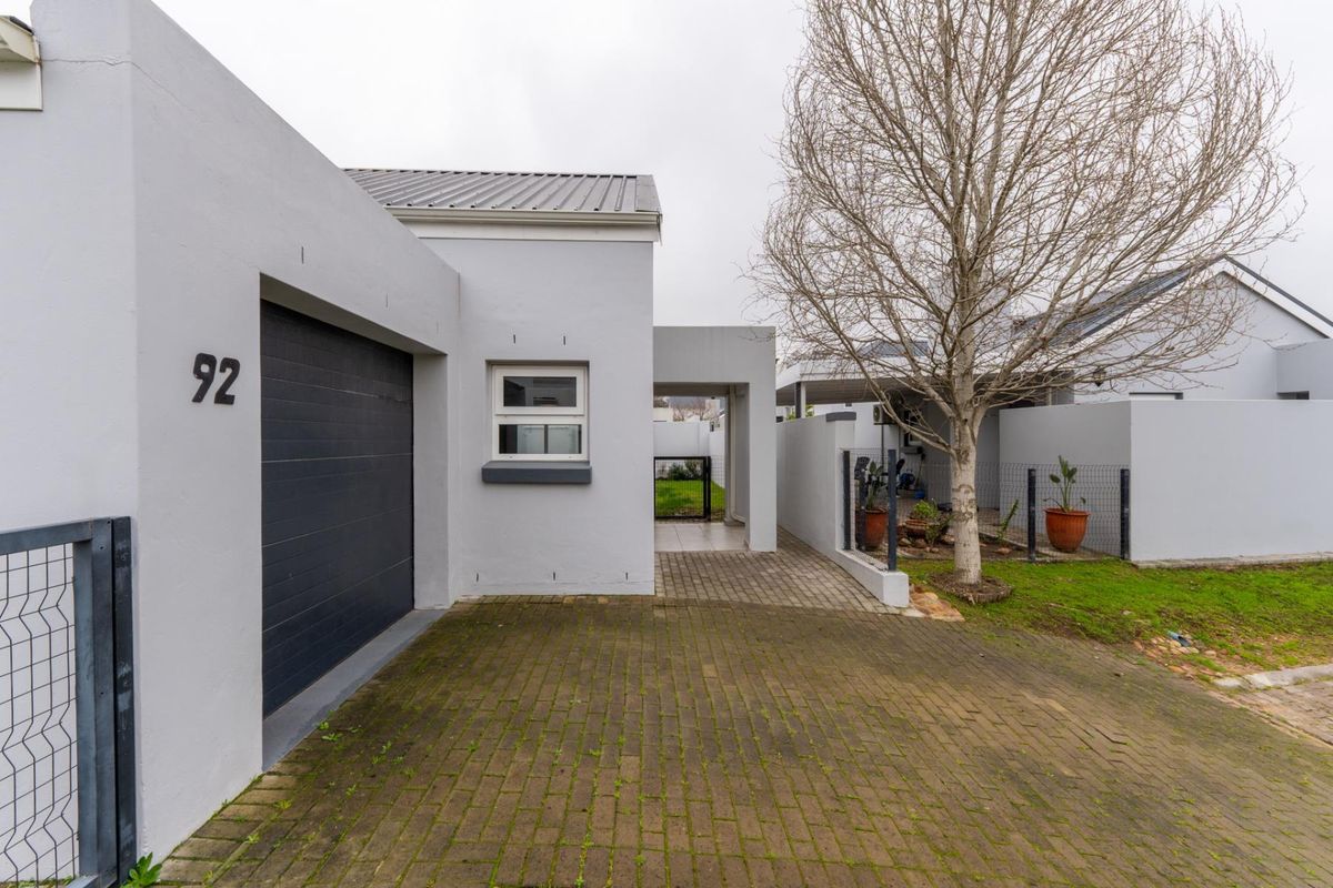 Modern 3-Bedroom Family Home to Rent in Secure Estate - Photo 2