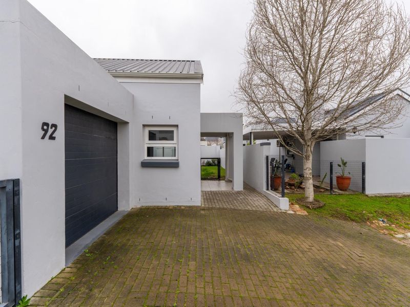 Modern 3-Bedroom Family Home to Rent in Secure Estate - Photo 2