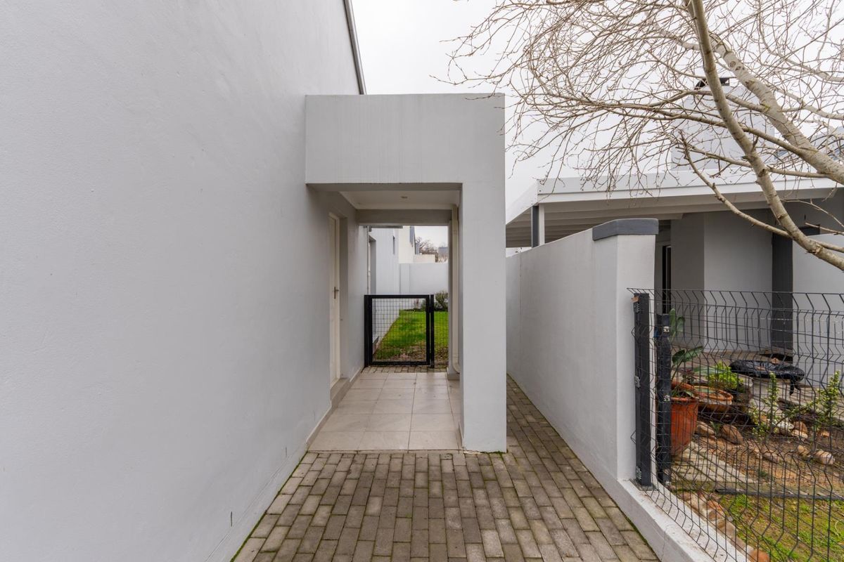 Modern 3-Bedroom Family Home to Rent in Secure Estate - Photo 3