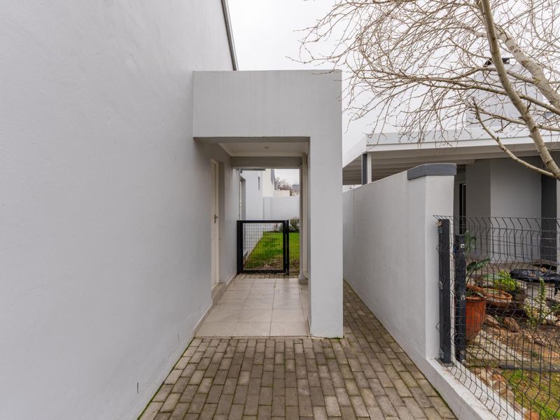 Modern 3-Bedroom Family Home to Rent in Secure Estate - Photo 3
