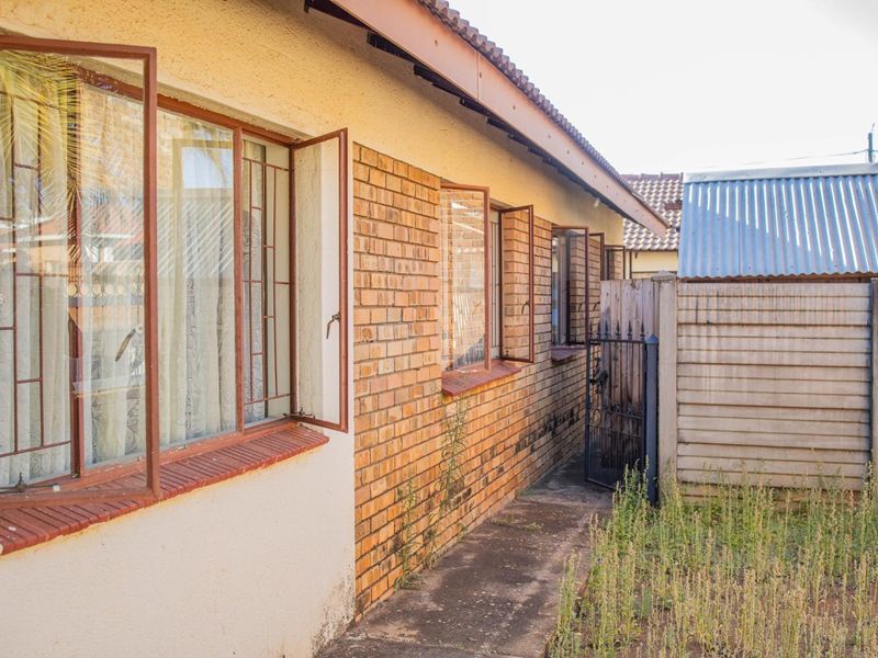 Unlock the Rental Potential in Flora Park! - Photo 4