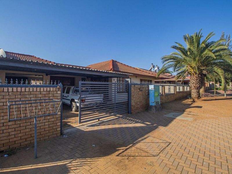 Unlock the Rental Potential in Flora Park! - Photo 7