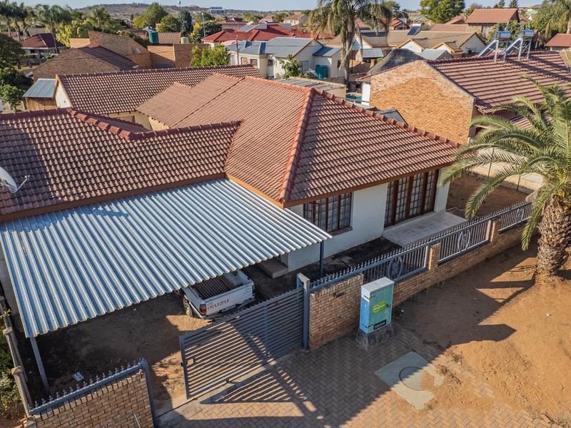 Unlock the Rental Potential in Flora Park! - Photo 1