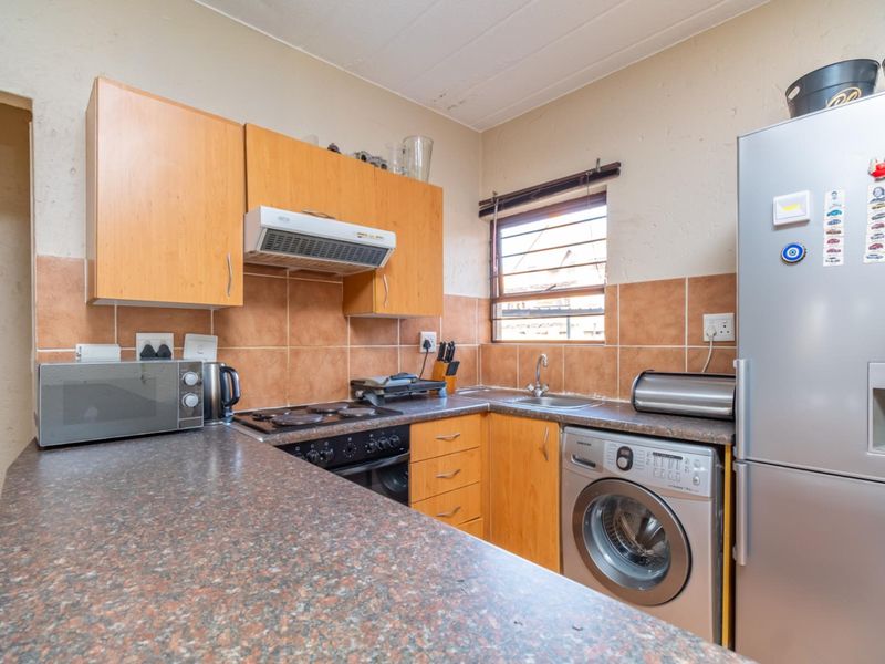 Stunning One bedroom Garden Unit in Lonehill - Photo 8