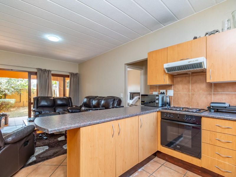 Stunning One bedroom Garden Unit in Lonehill - Photo 6