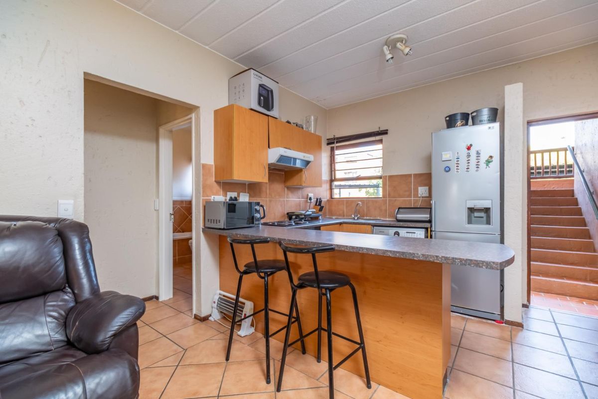 Stunning One bedroom Garden Unit in Lonehill - Photo 5