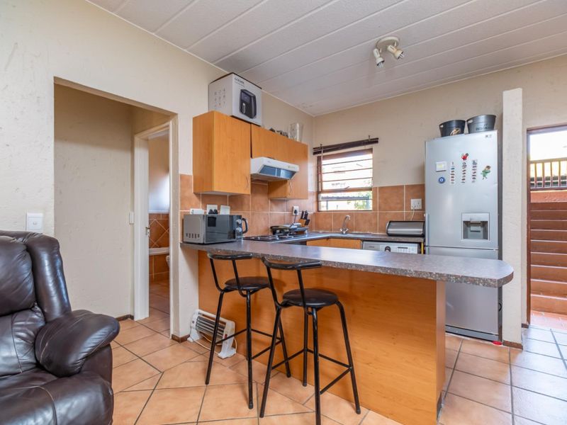 Stunning One bedroom Garden Unit in Lonehill - Photo 5