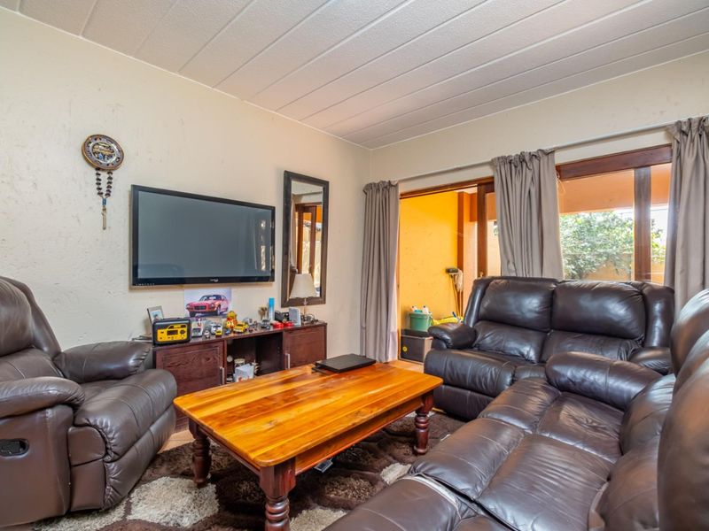 Stunning One bedroom Garden Unit in Lonehill - Photo 2