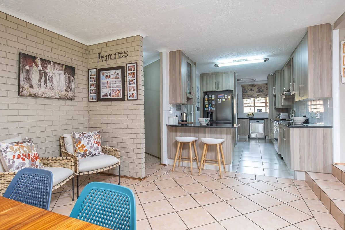 Neat Family Home with 2 Flatlets & Excellent Extras - Photo 4