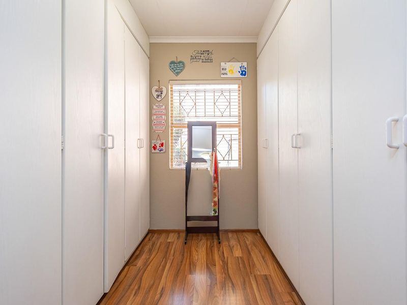 Neat Family Home with 2 Flatlets & Excellent Extras - Photo 10