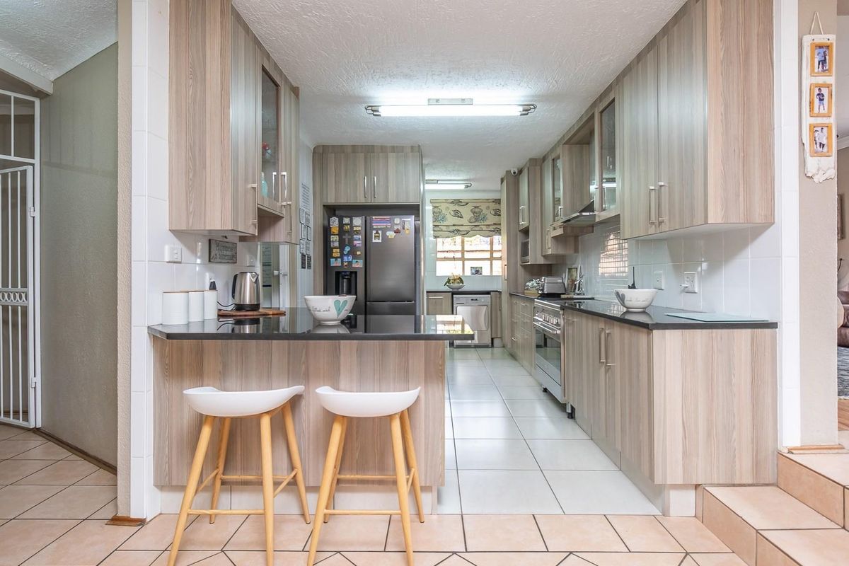 Neat Family Home with 2 Flatlets & Excellent Extras - Photo 5