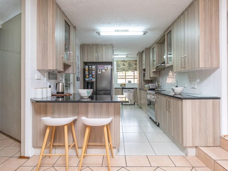 Neat Family Home with 2 Flatlets & Excellent Extras - Photo 5