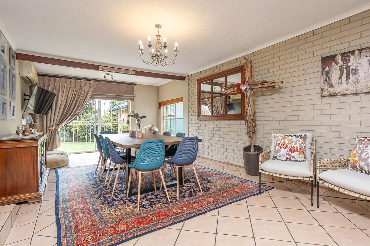 Neat Family Home with 2 Flatlets & Excellent Extras - Photo 3