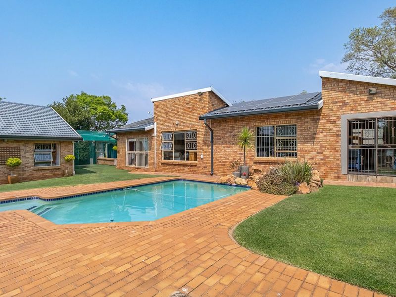 Neat Family Home with 2 Flatlets & Excellent Extras - Photo 2