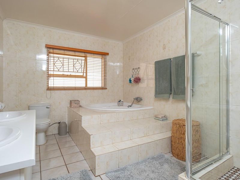 Neat Family Home with 2 Flatlets and Excellent Extras - Photo 10