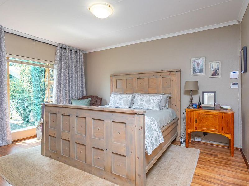 Neat Family Home with 2 Flatlets and Excellent Extras - Photo 8