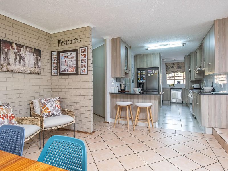 Neat Family Home with 2 Flatlets and Excellent Extras - Photo 3