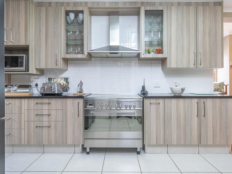 Neat Family Home with 2 Flatlets and Excellent Extras - Photo 5