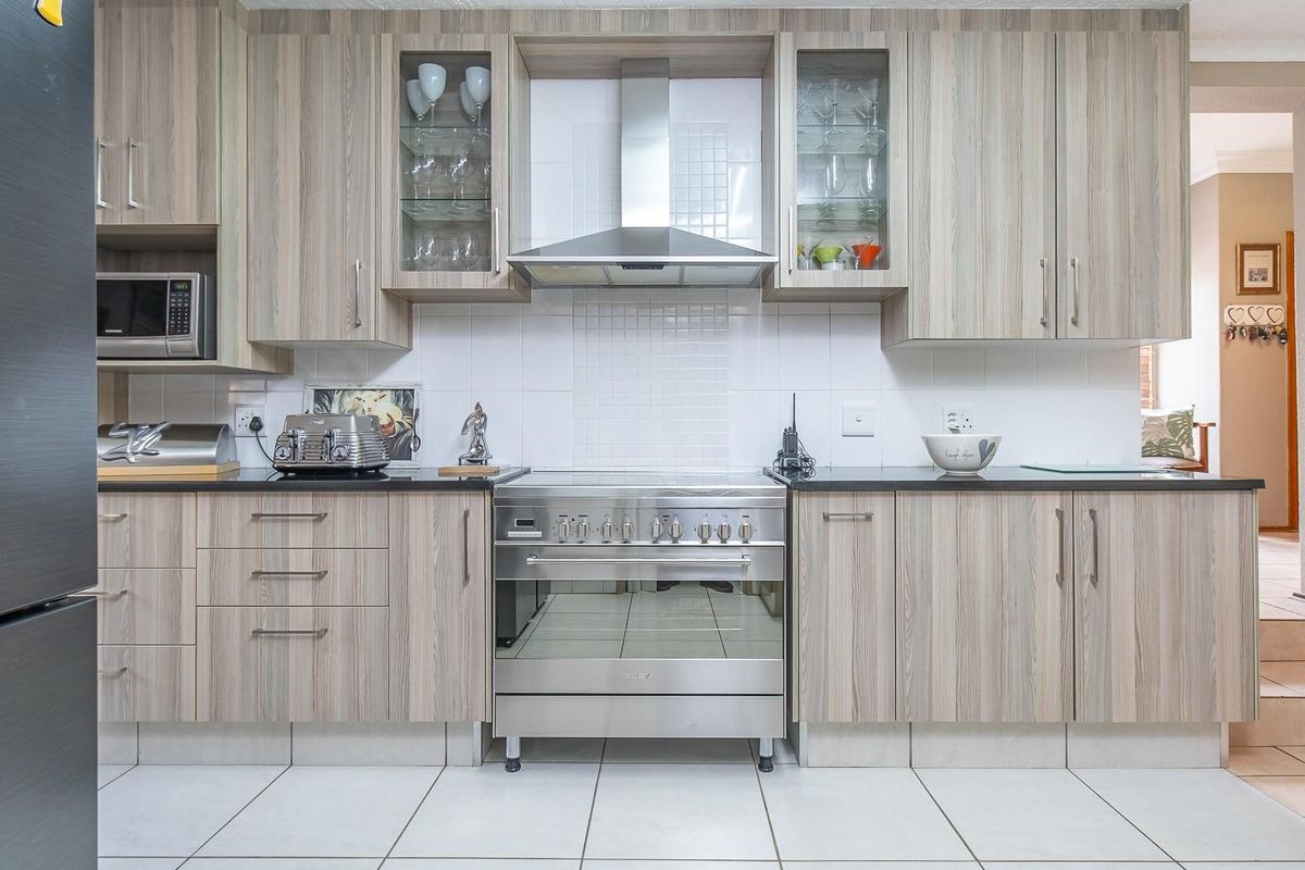 Neat Family Home with 2 Flatlets and Excellent Extras - Photo 5