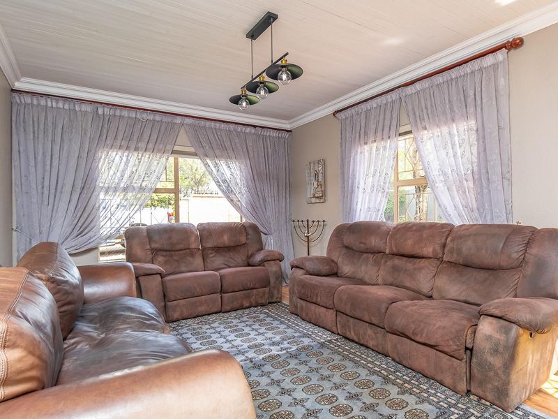 Neat Family Home with 2 Flatlets and Excellent Extras - Photo 7
