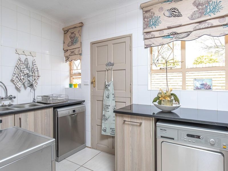 Neat Family Home with 2 Flatlets and Excellent Extras - Photo 6