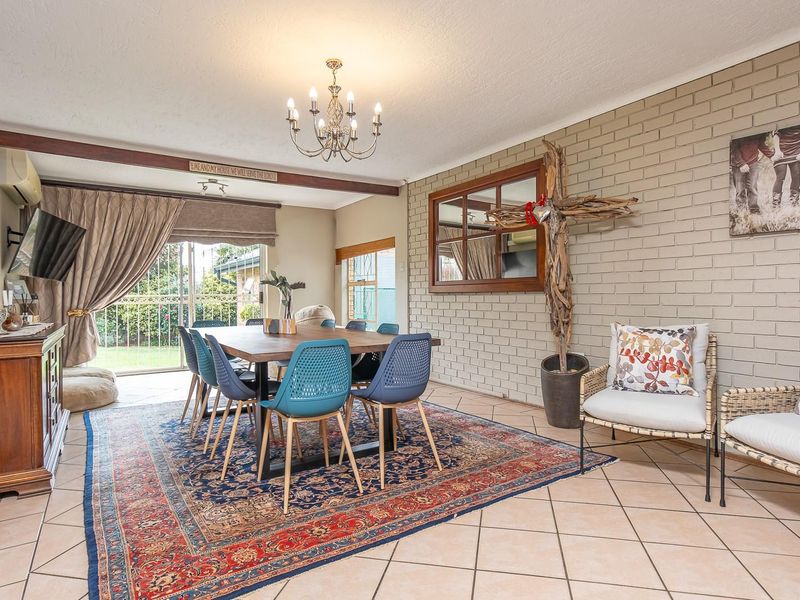 Neat Family Home with 2 Flatlets and Excellent Extras - Photo 2