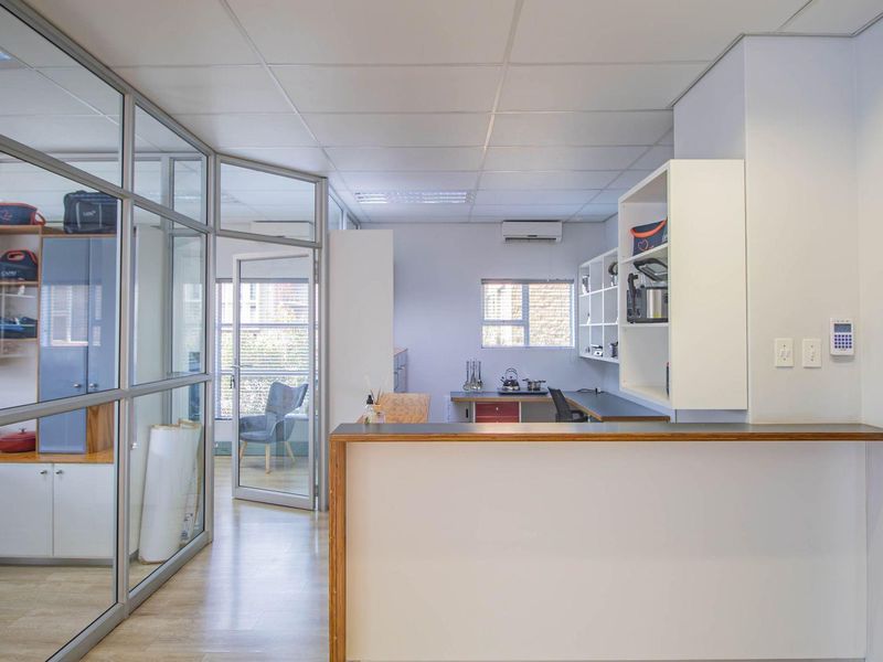 Modern First-Floor Office with Boardroom in Bendor - Photo 10